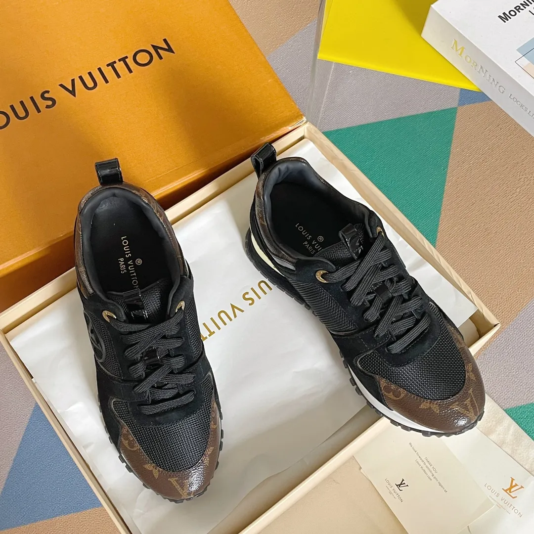 p640👟👟 LV Donkey Brand L Home Classic Series Run Away Casual Sports Shoes Original purchased, developed, and manufactured. This Run Away sneaker is made of cow leather with classic Monogram canvas trim, and is decorated with a large LV Circle logo on one side. The technical outsole adopts an invisible heightening design, which is unique and equipped with eye-catching metal cushioning pads. Exquisite packaging at the delivery counter 🛍📦 ▪️ Fabric: Original customized first-layer cowhide + technical mesh ▪️ Inner lining: Imported breathable mesh ▪️ Sole: Original molded ultra-light foam + TPU material ▪️ Sole thickness: 3CM [increased by 6CM ▪️ Size: Women's 35-40🉑️Order 41/42 ▪️ Size: Men's 39-45